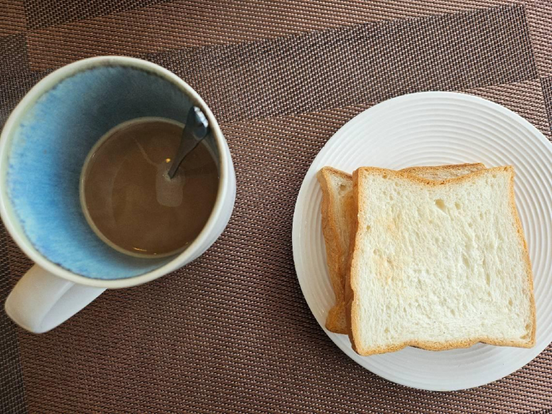 月薪2、3萬不夠花，哪來本錢投資？他一餐只花30元，從啃白吐司到財富自由...一表秒懂小錢變大錢的關鍵